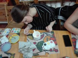 67 bis Alumna Capicua pintando una taza